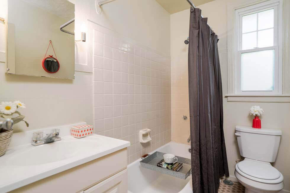 Sheridan Manor Apartments Bathroom
